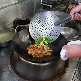 料理祕訣1:先炒雞丁後蔬菜,掌控食材入味度 料理祕訣1:先炒雞丁後蔬菜,掌控食材入味度
