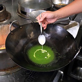 料理祕訣2:離火加入鮮奶油,醬汁味道更溫潤 料理祕訣2:離火加入鮮奶油,醬汁味道更溫潤