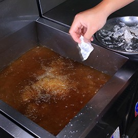 料理祕訣1:石斑魚炸出酥皮,更易吸附醬汁 料理祕訣1:石斑魚炸出酥皮,更易吸附醬汁