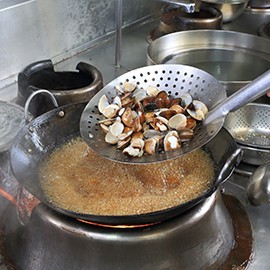 料理祕訣1:過油再淋水,「蛤」力全開 料理祕訣1:過油再淋水,「蛤」力全開