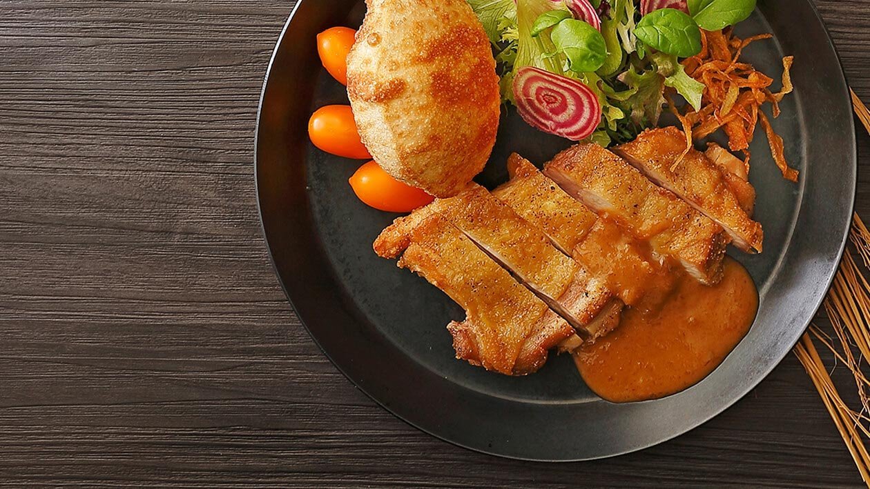 脆餅雞肉沙拉佐焦糖洋葱油醋 脆餅雞肉沙拉佐焦糖洋葱油醋