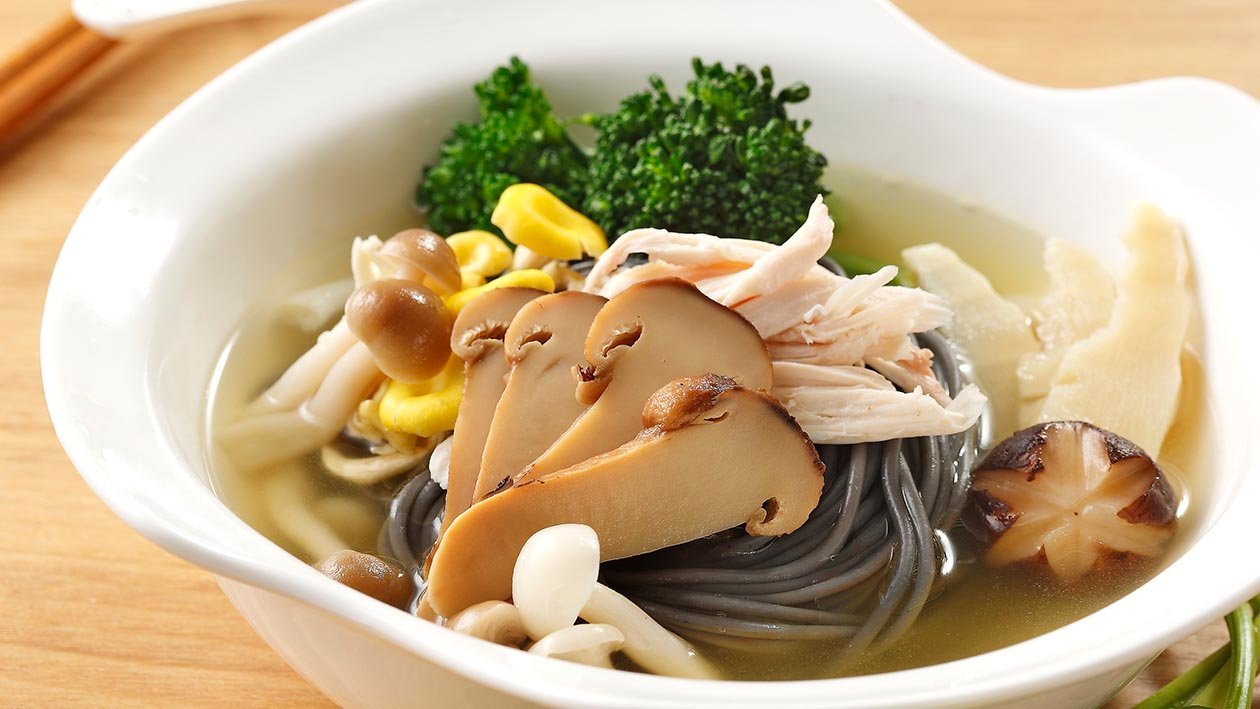 雞湯菌菇墨魚麵 雞湯菌菇墨魚麵